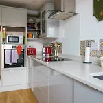 Bright Spacious 2 Bedroom Apartment In Stockbridge